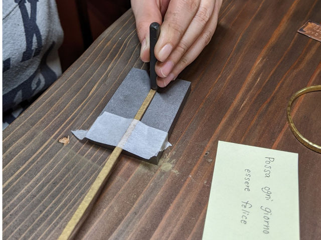 お客様の作業風景。刻印文字を確認しながら練習を経て‥いざ刻印中です!_シルバーアクセサリーワークショップ Atelier AZu