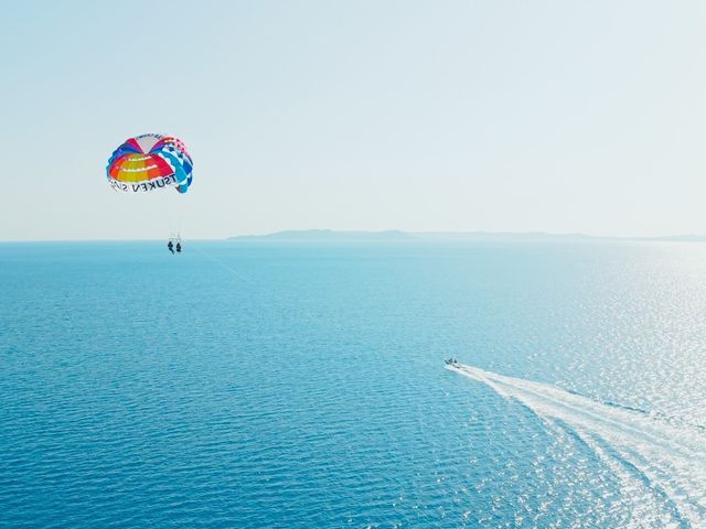 パラセーリングで空からの絶景を一望できます!_津堅島シークルーズ