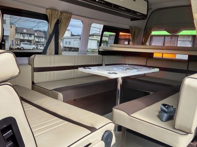 キャンピングカーの中 座席を移動できます。
_Oita Happy Camp Club