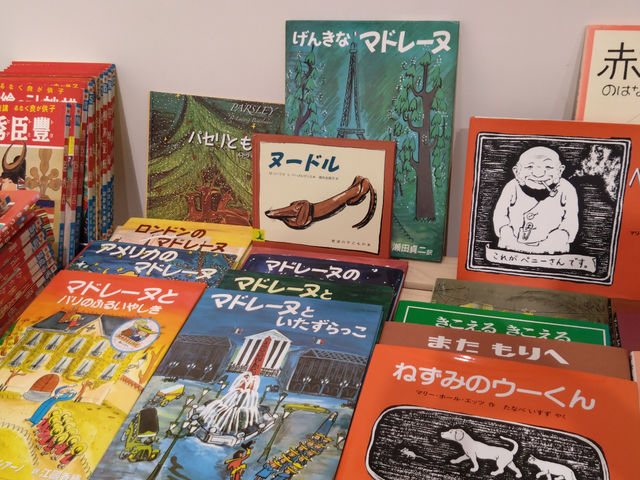 絵本は手にとってご覧頂けます。
お茶と絵本をお楽しみください。_ギャラリー小川
