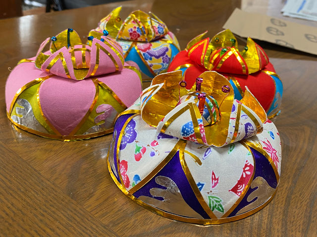 色とりどりのミニ花笠です。お好きな生地を選んで、世界で唯一の花笠を作ってください。_黄金花笠