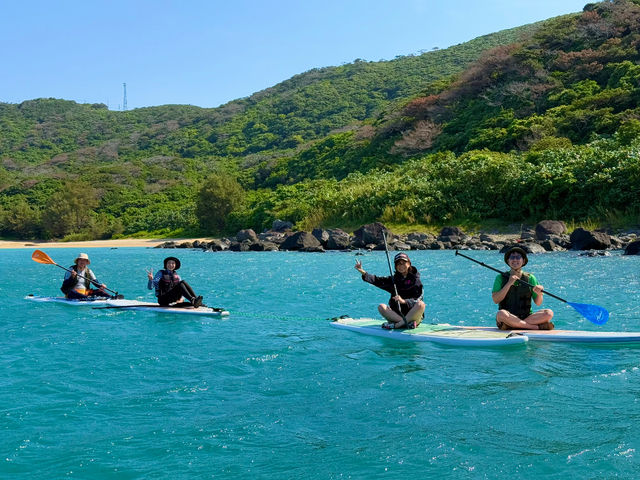 仲間と一緒にゆったりSUP体験。無人島周辺の透き通る海でのんびりと贅沢なひととき!
_久米島SUPSUN RISE