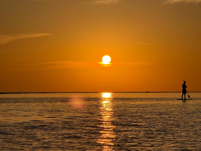 水平線に沈む夕陽を眺めながらゆったりSUP。久米島ならではの贅沢なひととき。
_久米島SUPSUN RISE