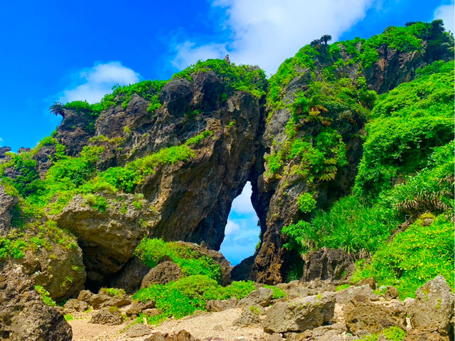久米島の絶景スポット「ミーフガー」。自然が作り出した神秘の岩穴でパワーを感じる!_久米島SUPSUN RISE
