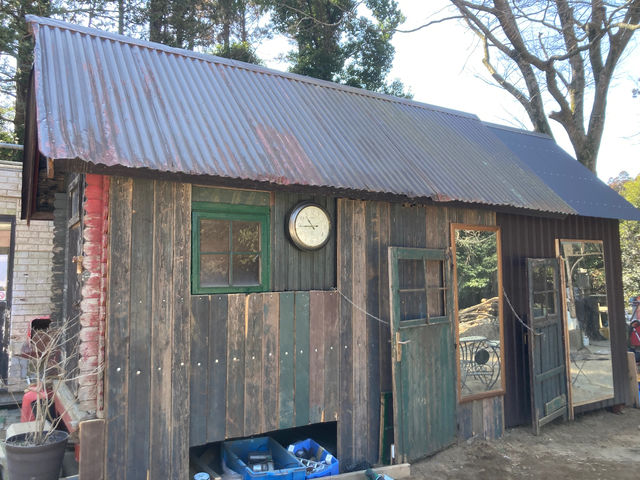 クラブハウスのすぐ横に 更衣室、トイレ、洗面台のある建物があります。_Fattoria 乗馬クラブレアルネップ