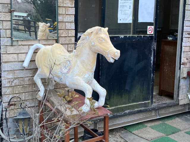 クラブハウス入口です。馬がお出迎えしてくれます。_Fattoria 乗馬クラブレアルネップ