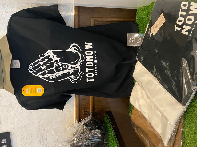 売店にてサウナ用&普段使い用Tシャツも販売しておりますので着替えを忘れた方も心配なし!_グランピングサウナ箱根