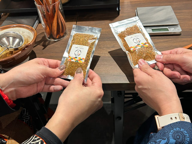 出来上がった七味はその場でお味見も!残りはお土産はお持ち帰り♪_川越 福七味