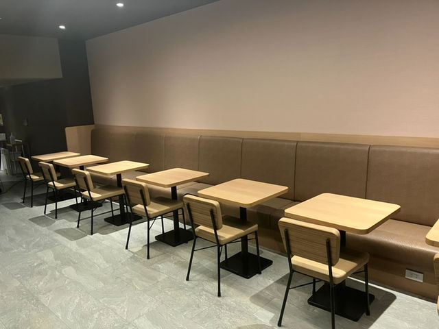 テーブルにて飲食することもできます。フリーWiFi完備しております。_春日の湯 ドーミーイン後楽園