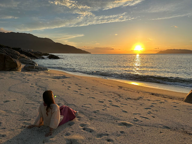 シャンティーのある、屋久島の永田の浜から美しい夕日を眺められます。
海亀が、産卵にくる日本一のビーチもすぐ近くにあります。_屋久島リトリートシャンティー