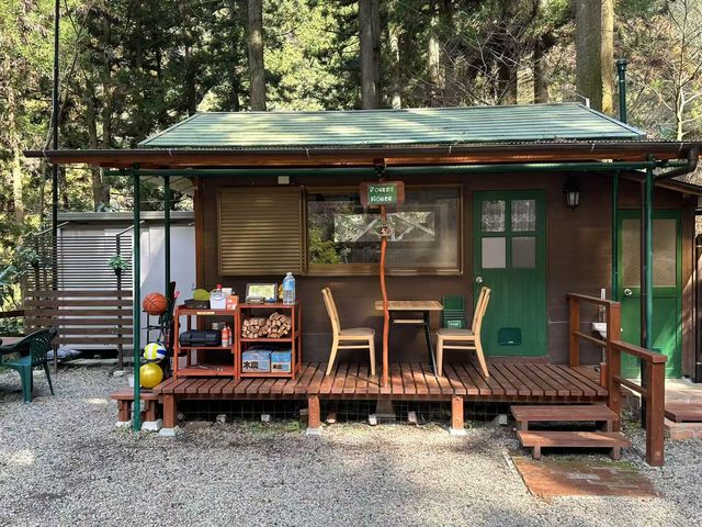 山小屋でゆったりティータイム_FOREST HOUSE