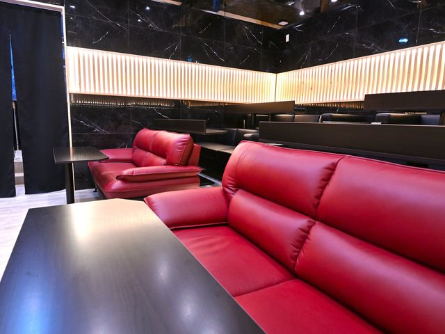 お席は2種類ご用意。全席ソファーシート。_浅草相撲部屋 ANNEX
