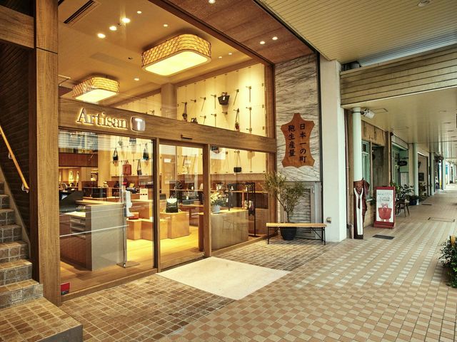 カバンストリートのアーケード通りにございます。_Toyooka KABAN Artisan Avenue