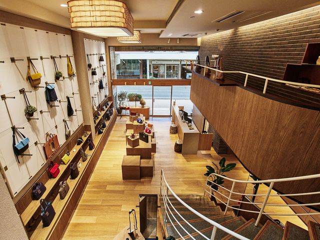 鞄選びを楽しんでいただける空間です。_Toyooka KABAN Artisan Avenue
