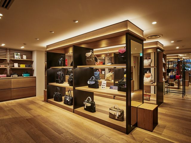 店内には約250種類の「豊岡鞄」「豊岡財布」人気アイテムを取り揃え。_Toyooka KABAN Artisan Avenue