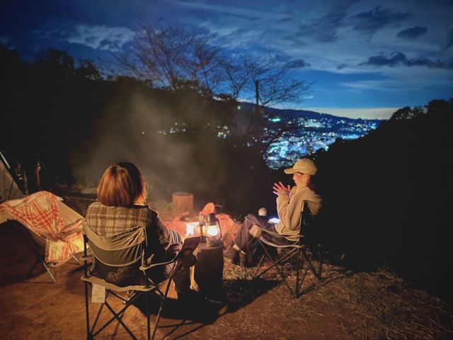 焚き火を囲みながら、湯河原町と海の向こうの横浜の夜景を眺めてチルなひとときをお楽しみください_GROVE camping hill