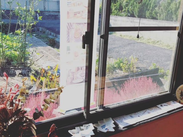 大きめの窓から外の景色を見て癒される_アトリエ リアン