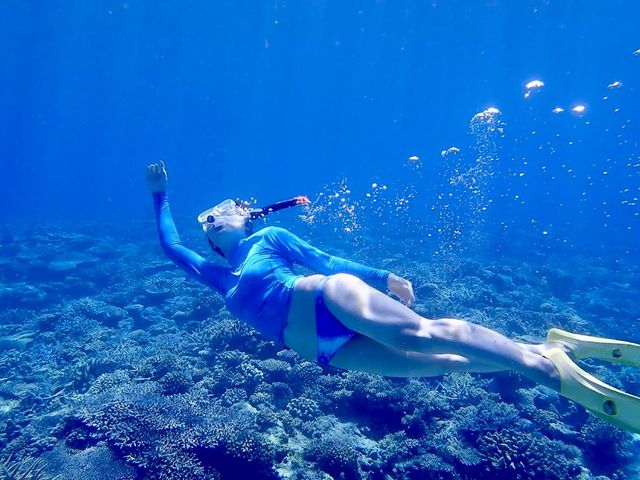 光のシャワーの中を泳げば気分はマーメイド☆_OKK MARINE CLUB