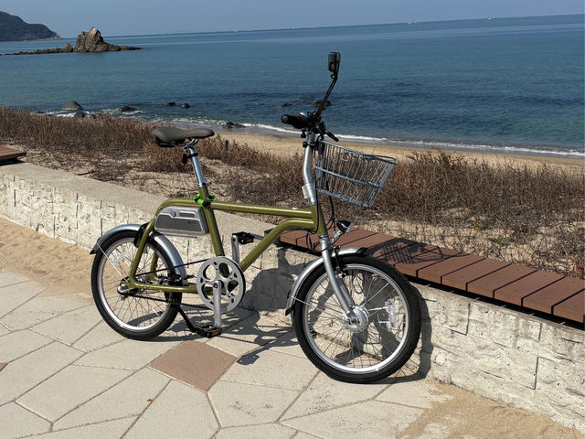 レンタサイクルはかわいいE-bike(電動アシスト付き自転車)なので、運動が苦手な方も安心です。思わず写真を撮りたくなりますね。_糸島サイクルツーリズムセンター