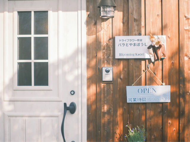 体験会場となるアトリエ入口_バラとやまぼうし