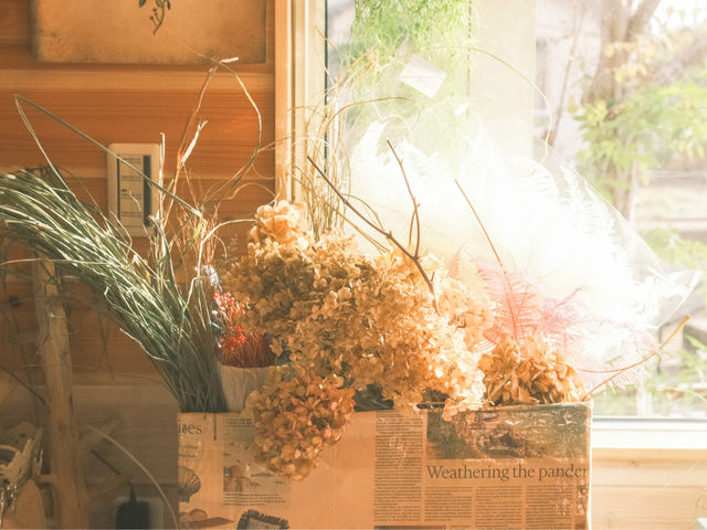 生きた花は外、中はドライフラワーなどの花材_バラとやまぼうし
