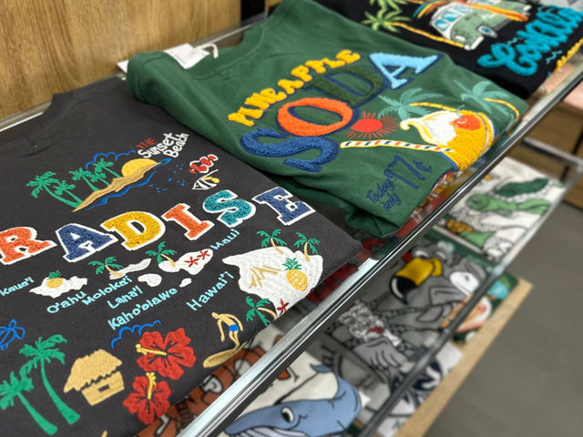 大人気のハワイを感じるTシャツやトレーナー
常に50%OFF!!
売り切れる前にゲットしてね♪_ハワイアン雑貨RainbowEgg