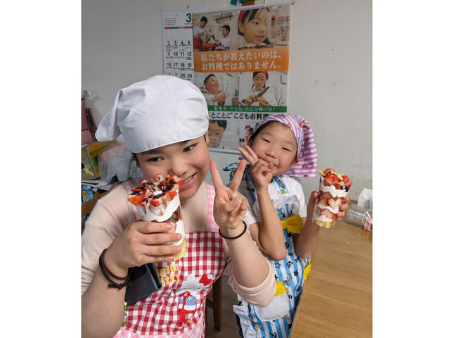 いちごを可愛くハートに切ってデコレーション。いちごパフェ作り楽しかったし、美味しかった。スイーツ作りは人気です。_とことここどもお料理教室 ソノフェリーチェこのはな