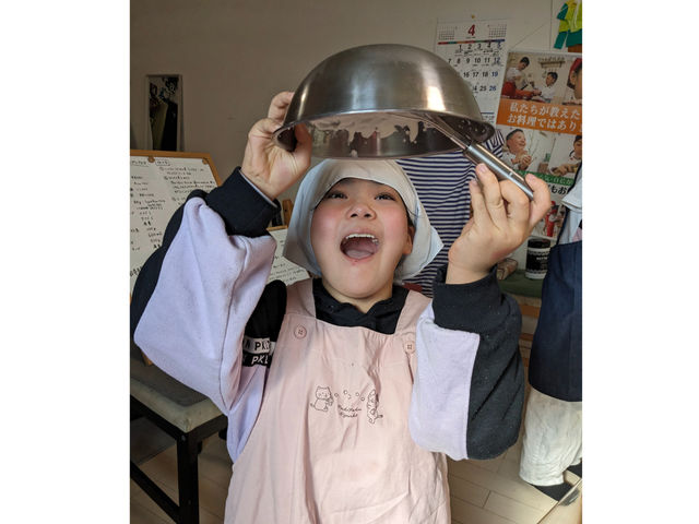 生クリームの泡立て、1人で頑張りました。ボウルを逆さにしても生クリームが落ちてこないくらいまで。やったー!!やり切った!自信が着きます。達成感を味わえます。_とことここどもお料理教室 ソノフェリーチェこのはな
