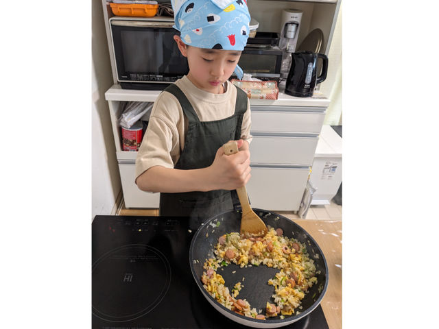 1人でチャーハン作り。おうちでママにも作ってあげられるような、長期休みに挑戦しやすいメニュー作りをしています。_とことここどもお料理教室 ソノフェリーチェこのはな