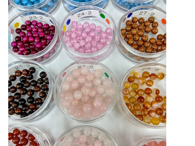パワーストーンの効果がわかるように色別のシールを貼ってあります。_アトリエ のんきーなの宝箱