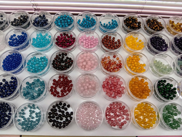 数十種類のパワーストーンとガラスビーズを取り揃えております。_アトリエ のんきーなの宝箱