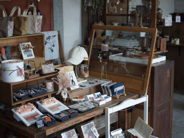 米蔵をリノベした店内などこか懐かしい雰囲気_MADE IN Tsu.girl