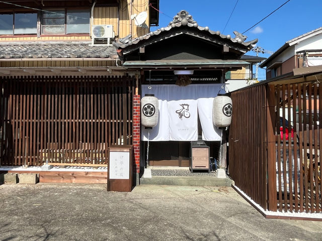 伊勢人力車玉屋の本部発着場
兼宿泊施設(おしのびで)
前日入りの方は宿泊も可能です。
こちらは、大きなお荷物も預けられます。
通常は内宮鳥居前にてご乗車できます_伊勢人力車玉屋
