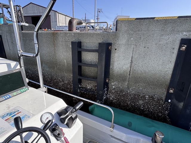 岸壁から乗船_淡路島マリーナ