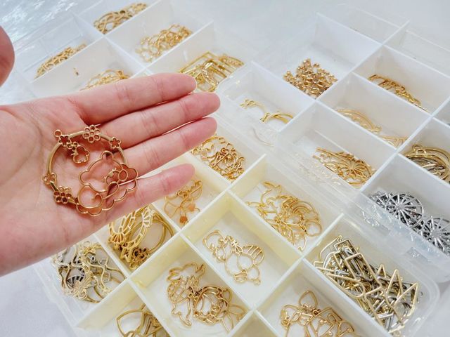 レジンキーホルダーでは沢山の空枠を準備しております。_ハンドメイドショップ 時かざり