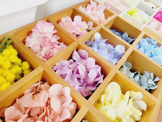 リースのお花は花材屋さんから仕入れた本物みないな精巧な造花です。_ハンドメイドショップ 時かざり