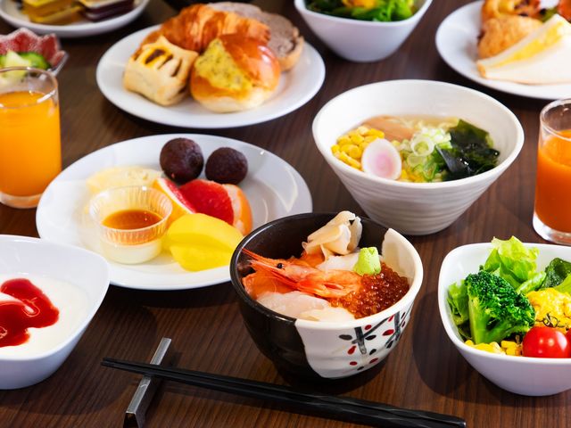 【朝食】地元函館の食材をとり入れた勝手丼や、焼魚。ホテルで焼き上げたパンに、充実のサラダなど、多彩なお料理をご用意しております。※写真はイメージです_函館・湯の川温泉 ホテル万惣