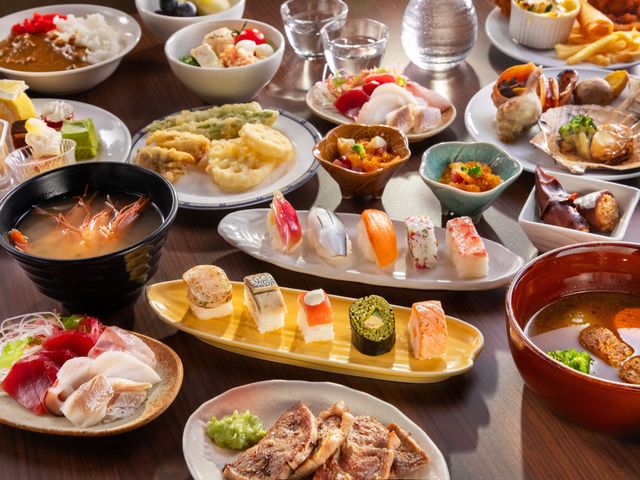 【夕食】お刺身コーナーや職人技が光るお寿司、郷土料理やラクレットチーズなど幅広い年齢の方にお楽しみいただけるお料理をご用意しております。※写真はイメージです_函館・湯の川温泉 ホテル万惣