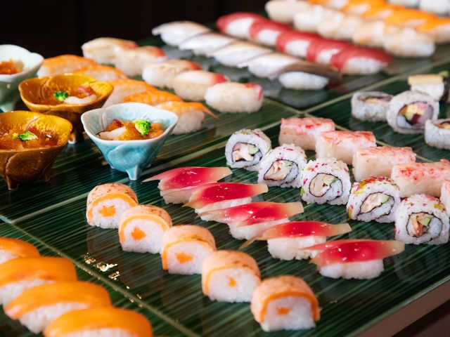 【夕食】彩り豊かな"飾り寿司"をはじめ北海道ならではのお寿司はぜひ召し上がっていただきたい一品。※写真はイメージです_函館・湯の川温泉 ホテル万惣