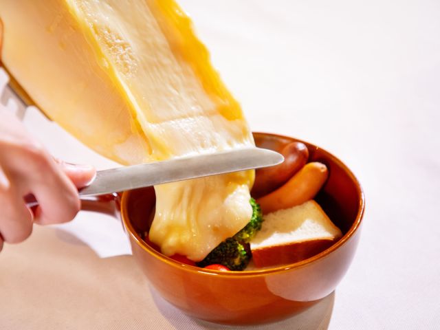 【夕食】「ラクレットチーズ」を熱々でお召し上がりいただけます。パンや季節のお野菜の美味しさが一層引き立ちます。※写真はイメージです_函館・湯の川温泉 ホテル万惣