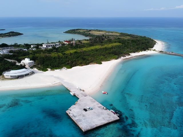 水納島は上からみるとクロワッサン型のため「クロワッサンアイランド」と呼ばれます!_SECRET BEACH HOUSE