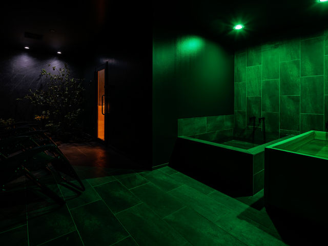 深い森の中に身を置いたかのようなサウナルーム。翠。_HOTEL&SAUNA FUJINOS