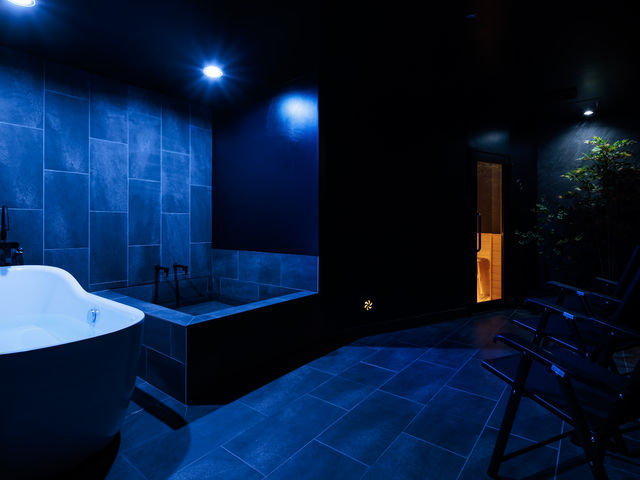 朝の静かな湖畔の雰囲気を体感できるサウナルーム。蒼。_HOTEL&SAUNA FUJINOS