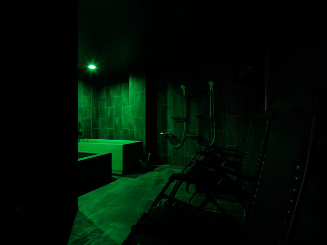 緑をイメージカラーとした落ち着いた雰囲気でゆったりとリラックスできます。ととのいスペース、水風呂(富士の天然水)_HOTEL&SAUNA FUJINOS