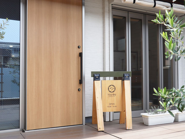 お店は外階段をあがって2階 手作りの看板が皆さまをお出迎えいたします_ついぶ川越工房