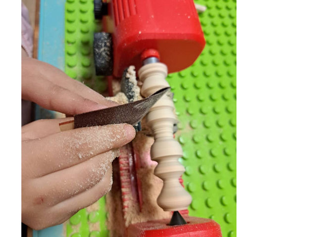 紙やすりで細かな凹凸を平らにし、理想の肌触りにします。_Fab Kids Lab