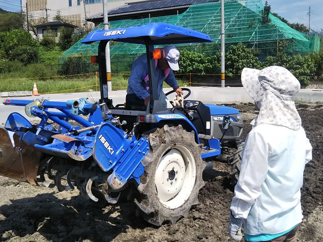 次の野菜を植える場所を耕しています_飯田農園直売所