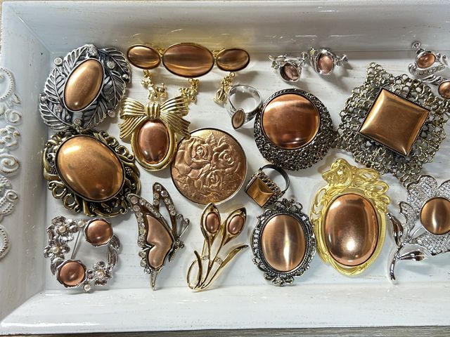 昭和レトロなヴィンテージパーツも種類豊富です。_津山美作七宝焼体験 AtelierOwl