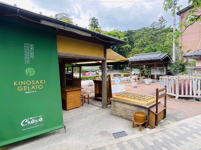 湯けむりただよう城崎温泉の源泉「元湯」のすぐそばに佇む、癒やしの甘味処「城崎ジェラートカフェ Chaya」。ここでは、湯上がりのひとときをより贅沢に演出するこ_城崎ジェラートカフェChaya