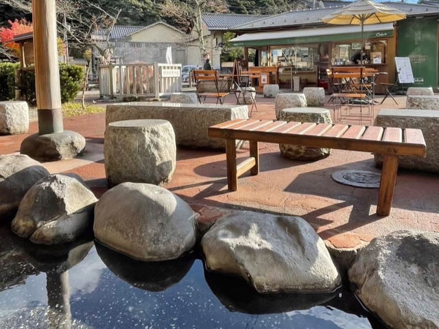 店先には足湯も完備されており、ジェラート片手にゆったり過ごすひとときはまさに至福。城崎温泉ならではの「食べて・癒やされる」癒し空間です。_城崎ジェラートカフェChaya
